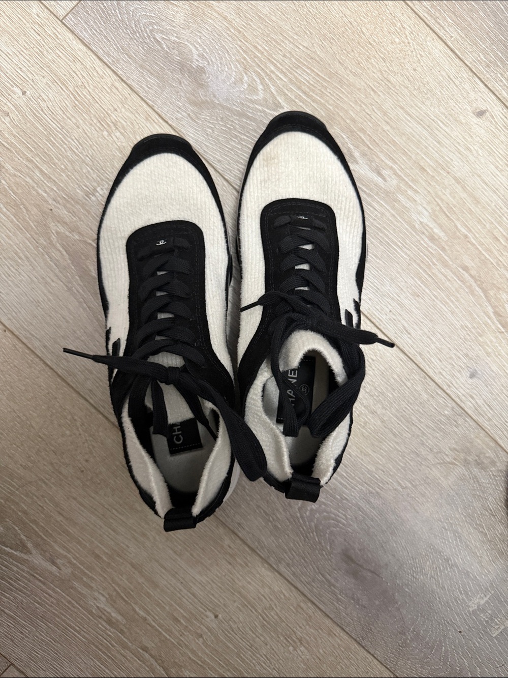 CHANEL Black and White Knit Lace-Up Women's Sneakers - Picture 2 of 3